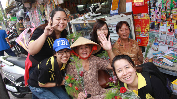 Tình nguyện viên Sài thành tặng hoa cho người bán hàng rong