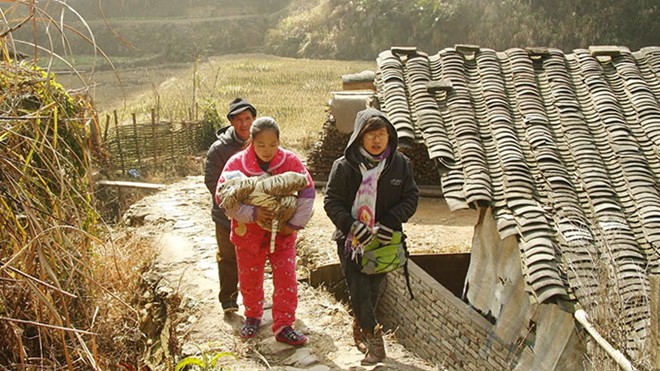 Cô dâu Nguyễn Thị Hương (đi giữa) đưa nữ phóng viên Đông Phương (báo Tuổi Trẻ) về nhà chồng mình trên núi Đông Sơn thuộc xóm Trần Địa, thị trấn Chương Đôn (Phúc Kiến, Trung Quốc).