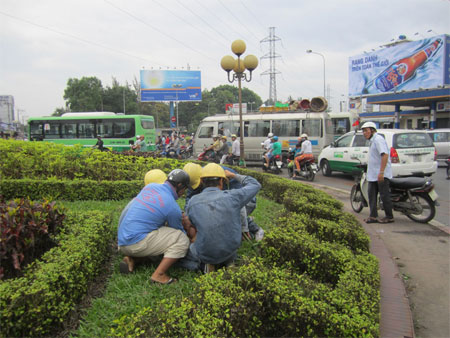 Nam thanh niên khỏa thân giữa phố, giao thông hỗn loạn 4