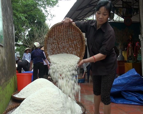 Chiếc bánh chưng &quot;khủng&quot; vừa hoàn thiện ở ngôi đền cổ nhất VN