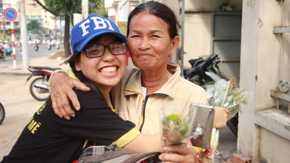 Tình nguyện viên Sài thành tặng hoa cho người bán hàng rong