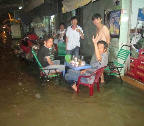 TPHCM: Vỡ bờ bao, dân tháo chạy trong đêm - 10