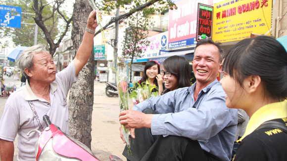 Tình nguyện viên Sài thành tặng hoa cho người bán hàng rong