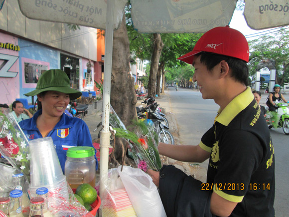 Tình nguyện viên Sài thành tặng hoa cho người bán hàng rong