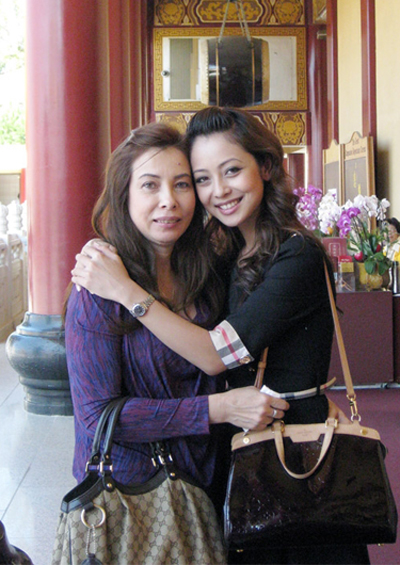 Jennifer Phạm bên mẹ.