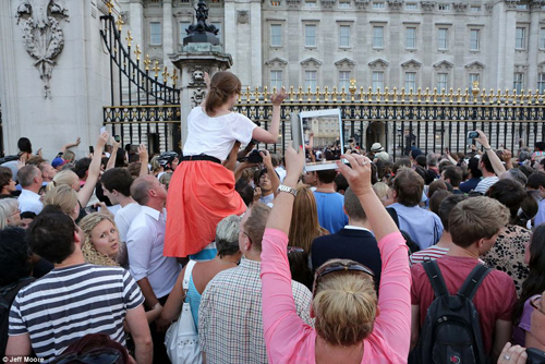 Công nương Anh hạ sinh bé trai trong niềm vui vỡ òa của vương quốc Anh | Kate Middleton,Kate Middleton sinh con,con trai Kate Middleton