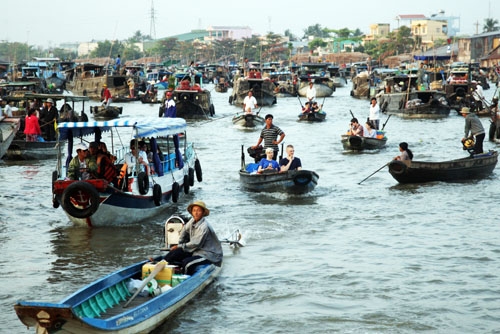 Thỉnh thoảng lẫn trong những đám thuyền ghe chở đầy hoa quả, hàng hoá, lại thấy thấp thoáng những chiếc tàu du lịch cỡ nhỏ phục vụ khách thăm quan, trong đó có rất nhiều khách nước ngoài. Khách ta, khách tây đủ loại tất cả như bị cuốn vào nhịp buôn bán sôi động đang diễn ra trên sông.