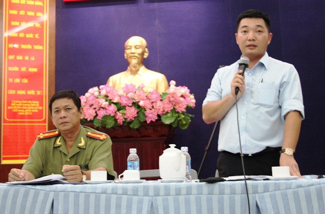 Ông Lê Trương Hải Hiếu - Phó Chủ tịch UBND quận 1 (đứng) thông tin cho báo chí chiều ngày 23/5.