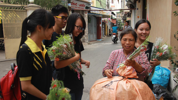 Tình nguyện viên Sài thành tặng hoa cho người bán hàng rong