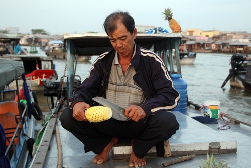 Du khách cũng được thưởng thức những trái cây tươi ngon và rẻ ngay trên ghe.