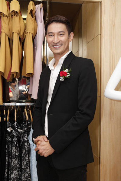 Diễn viên Huy Khánh đảm nhận vai trò MC cho buổi lễ khai trương.