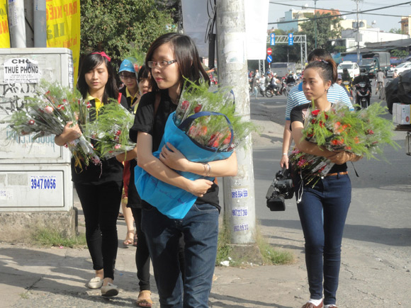 Tình nguyện viên Sài thành tặng hoa cho người bán hàng rong