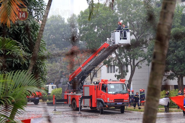 Cháy dữ dội tại tòa nhà 12 tầng của đại học Ngoại thương Hà Nội 4