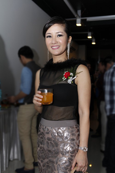 Ca sĩ Hồng Nhung gây ấn tượng bằng bộ trang phục bắt mắt, vói chiếc áo 'xuyên thấu'.