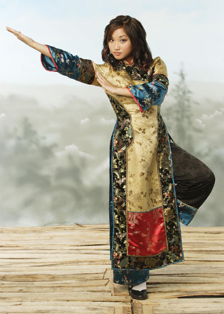 &#10;&#9;Cô đồng sản xuất kiêm vai chính Wendy Wu trong phim “Wendy Wu: Homecoming Warrior” (bộ phim có số người xem cao thứ 8 của Disney với 5,7 triệu lượt xem)