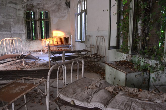 10. Poveglia, Italy: Trong những năm diễn ra đại dịch “Cái chết đen” (bệnh dịch hạch) vào thế kỷ 14-16, hòn đảo nhỏ Poveglia nằm gần Venice là nơi tập trung người bệnh, hàng chục ngàn người đã chết ở đây. Đầu thế kỷ 20, trung tâm đảo có một bệnh viện tâm thần, nơi bác sĩ quản lý đã tra tấn và giết hại một số bệnh nhân. Cuối cùng ông ta phát điên và tự sát. Hòn đảo này được coi là một trong những nơi ma ám đáng sợ nhất thế giới, nhưng điều đó không ngăn cản một quý ông giàu có mua nó với giá 400.000 bảng vào năm 2014.