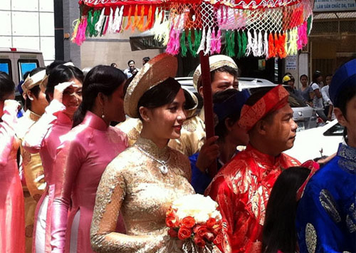 Á hậu Thiên Lý diện áo dài trong đám cưới