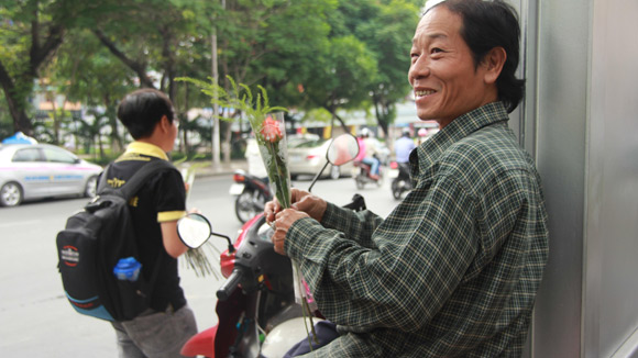 Tình nguyện viên Sài thành tặng hoa cho người bán hàng rong