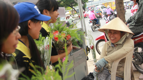 Tình nguyện viên Sài thành tặng hoa cho người bán hàng rong