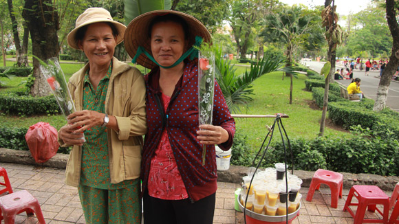 Tình nguyện viên Sài thành tặng hoa cho người bán hàng rong