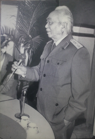 Đại tướng Võ Nguyên Giáp đến thăm cơ quan Thông tấn xã Việt