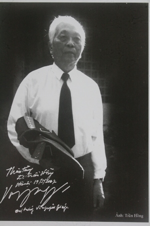 Tấm ảnh của Nghệ sỹ nhiếp ảnh Trần Hồng vinh dự  được Đại tượng đề tặng lại tác giả